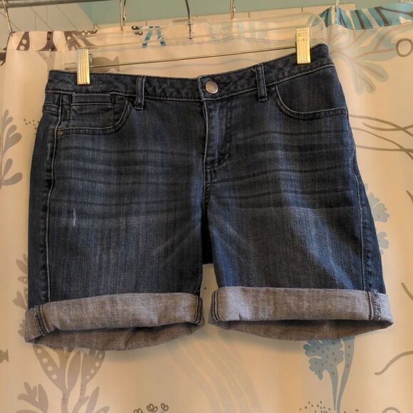 2 for $20 Elle Medium Wash Distressed Denim Rolled Leg Jean Shorts Sz 4 - Picture 1 of 10